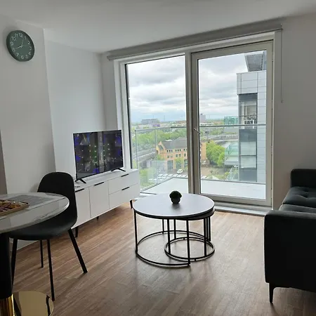 New Penthouse Height Flat, City View Balcony, Free Gym & More Minimalistic Home Manchester Exterior photo