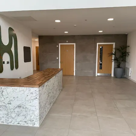 New Penthouse Height Flat, City View Balcony, Free Gym & More Minimalistic Home Manchester Room photo